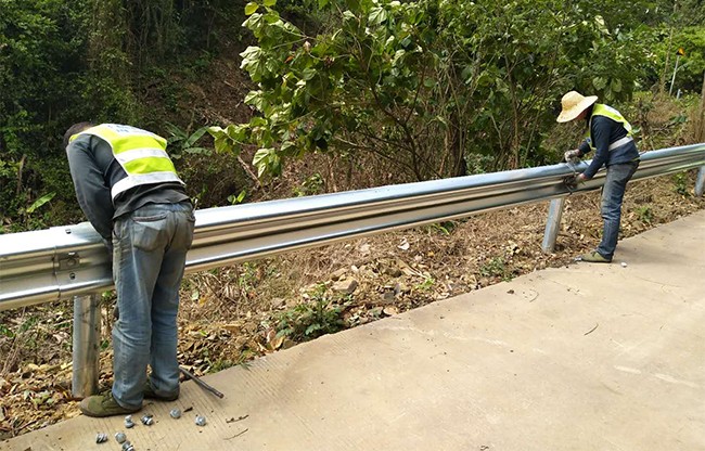 柳州高速公路护栏的定期维护与保养