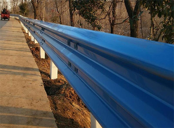 柳州公路波形护栏板的优点
